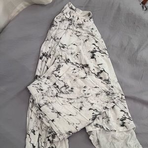 Kyte Women’s jogger set in white marble.